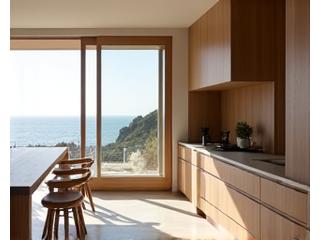 Interieur van een moderne villa aan zee met op maat gemaakte houten kasten.